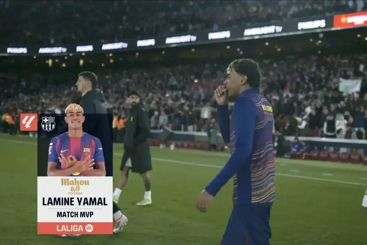Lamine Yamal, młody napastnik Barcelony, z nagrodą MVP meczu. Na boisku widać innych zawodników i kibiców.