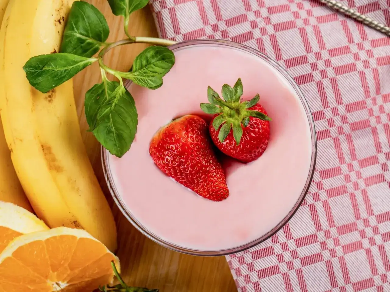 Różowy deser z truskawkami i bananami, idealny na fit desery.
