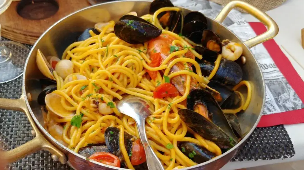 Gdzie zjeść w Riva del Garda? Najlepsze restauracje i dania do spróbowania