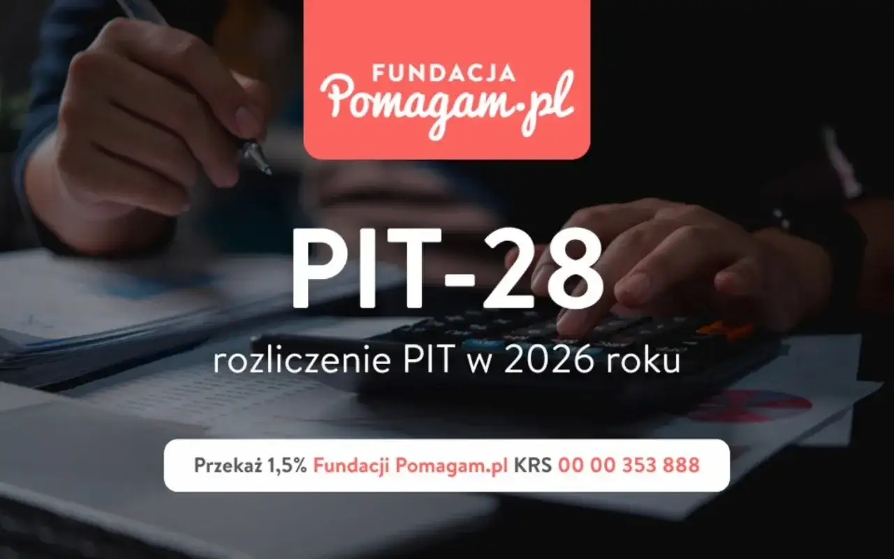 Jak rozliczyć PIT 28 przykład? Dłoń wpisuje dane na kalkulatorze, obok dokumenty i logo Fundacji Pomagam.pl.