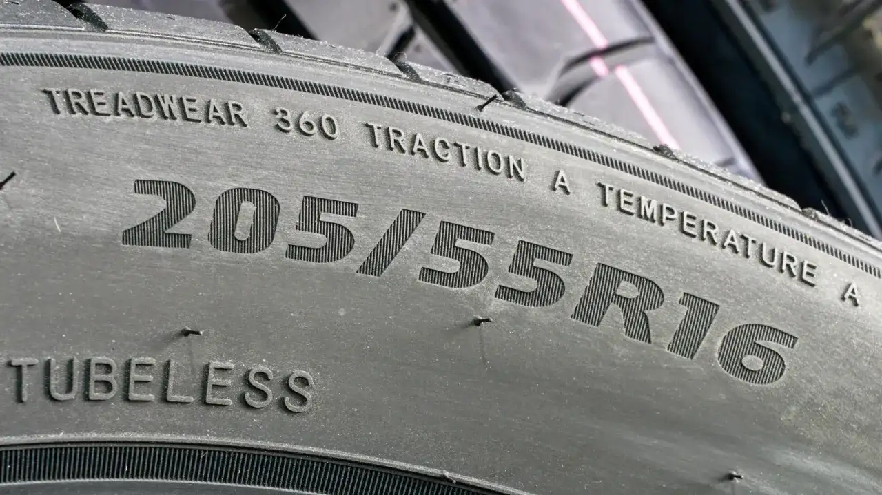 Opona z oznaczeniem TREADWEAR 360, co znaczy, że jest trwała. Widoczny rozmiar 205/55R16.