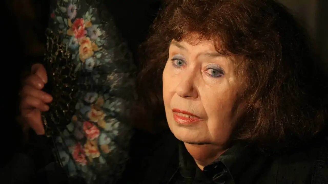Zofia Merle, córka, z wachlarzem w kwiaty.
