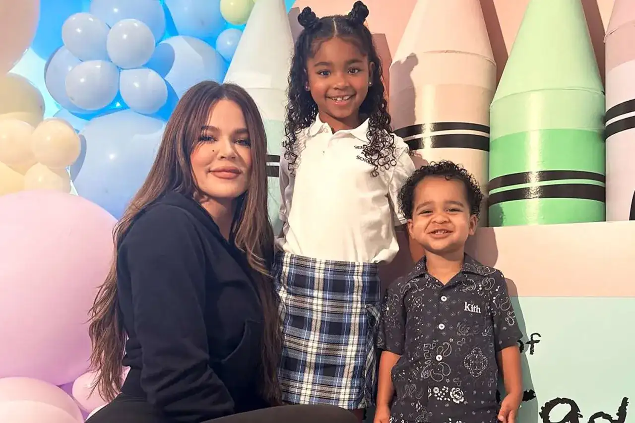 Khloe Kardashian z dziećmi, córką True i synem Tatum, pozuje na tle kolorowych balonów i gigantycznych kredek.