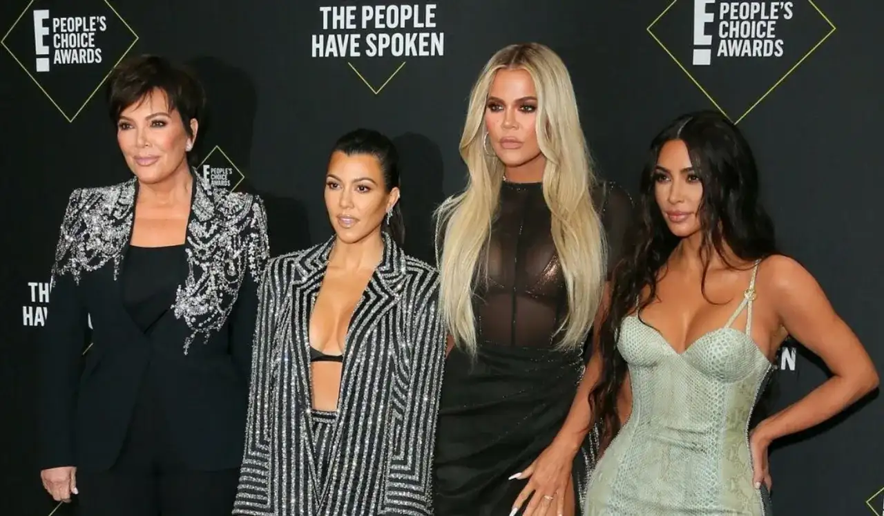 Kris Jenner z dziećmi: Kourtney, Khloé i Kim Kardashian na People's Choice Awards.