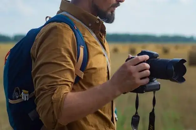 Czym zajmuje się fotograf? Odkryj tajniki pracy i umiejętności