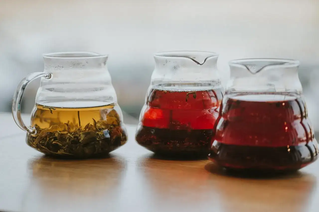 Jak parzyć czarną herbatę, by uniknąć gorzkiego smaku i cieszyć się aromatem