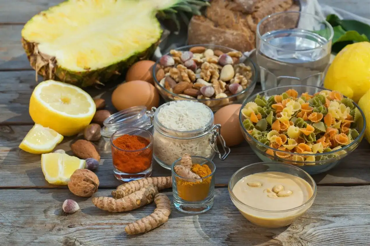 Składniki do diety alkalicznej: ananas, cytryny, jajka, ryż, orzechy, makaron, pasta tahini, kurkuma, papryka. Jak odkwasić organizm?