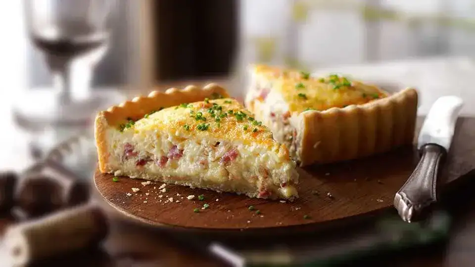 Najlepszy przepis na quiche lorraine, który zachwyci Twoich gości