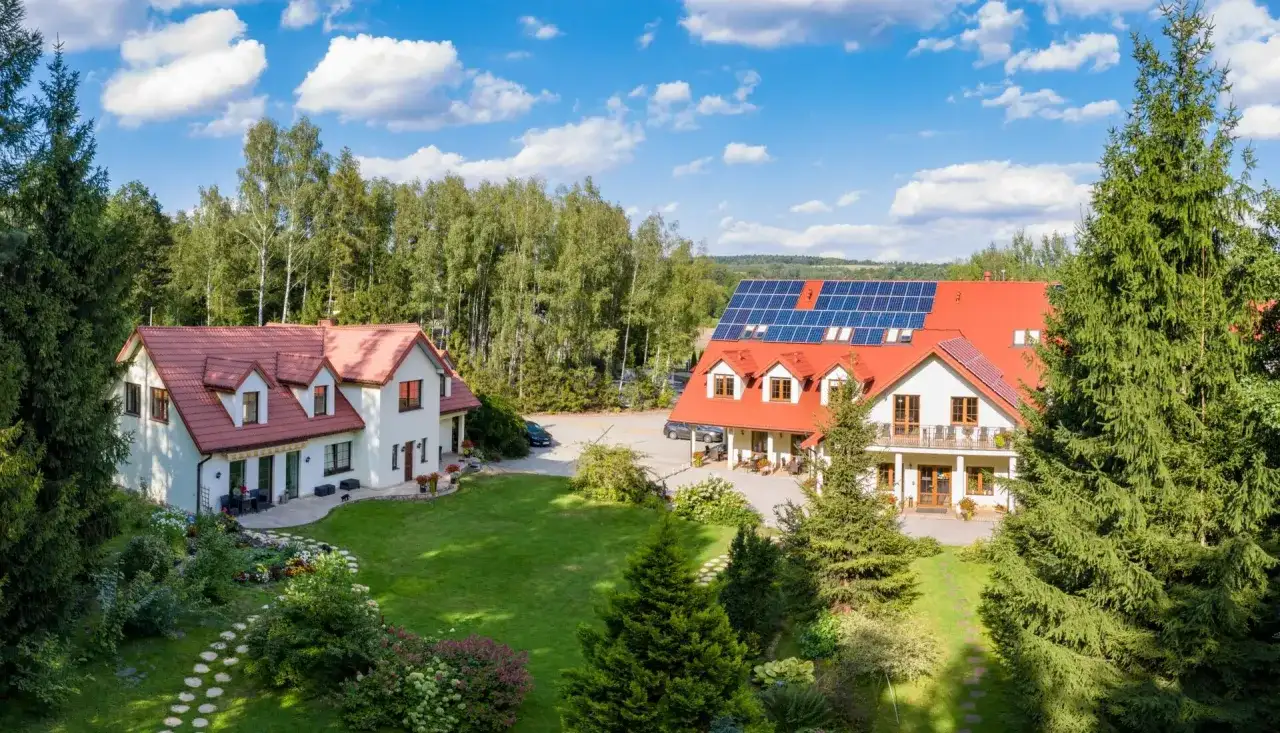 Leśny dworek Cisów: idealne miejsce na relaks i wypoczynek w naturze