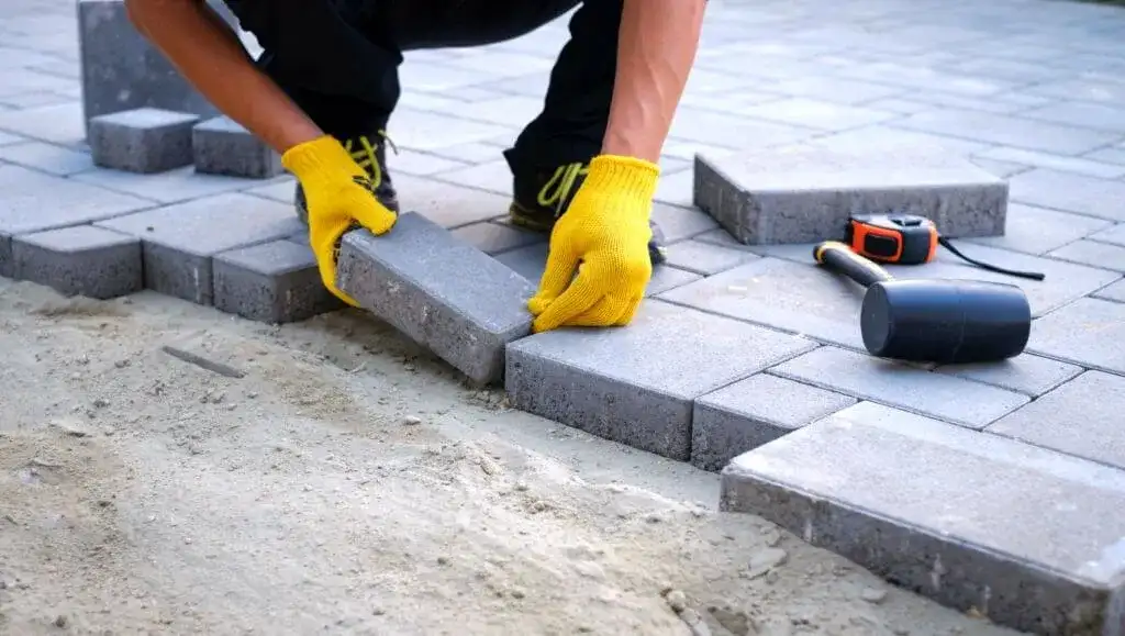 Jak ułożyć kostkę brukową ze spadkiem i uniknąć błędów