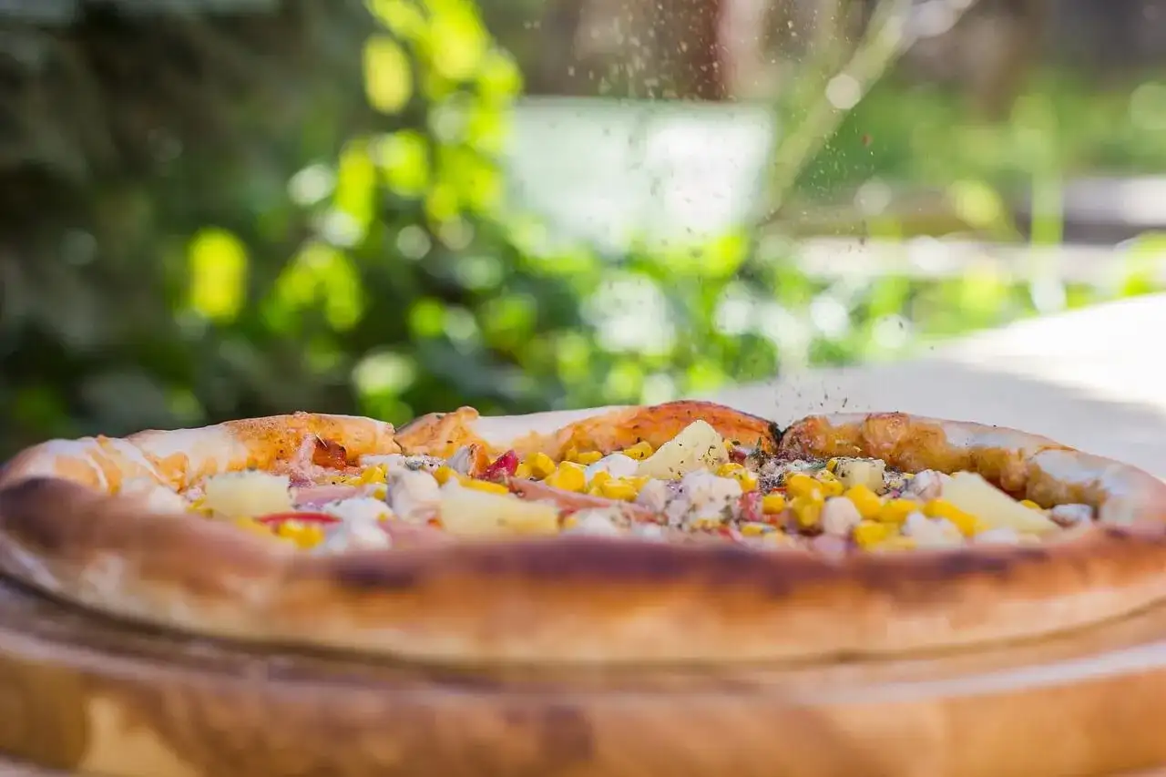 Skąd wywodzi się pizza? Odkryj jej fascynującą historię i tradycje