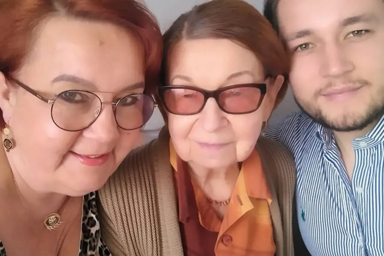 Trzy osoby: starsza pani, jej córka i wnuk. Izabela Zeiske, jej wiek nie jest widoczny, ale widać uśmiech.