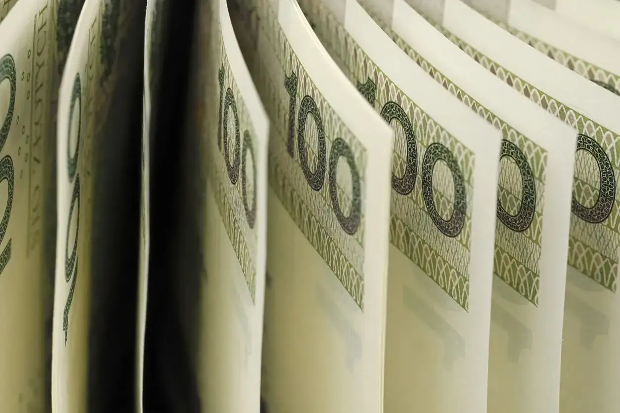 Złote banknoty 100 zł, symbolizujące przyszłe dochody i nadzieję na wyższą kwotę wolną od podatku 2026.