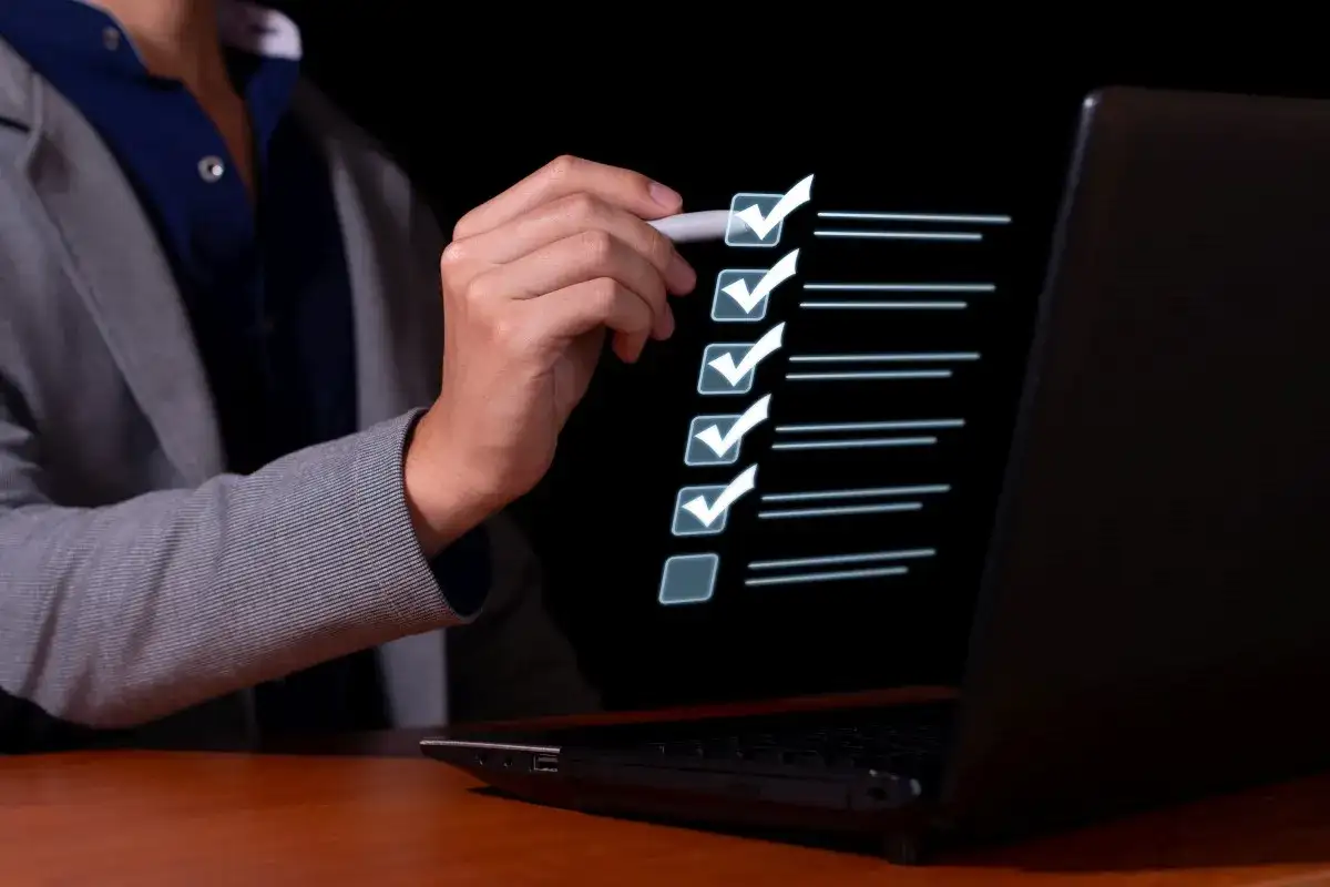 Ile za laptopa w lombardzie? Wycena, czynniki, jak sprzedać najtaniej?