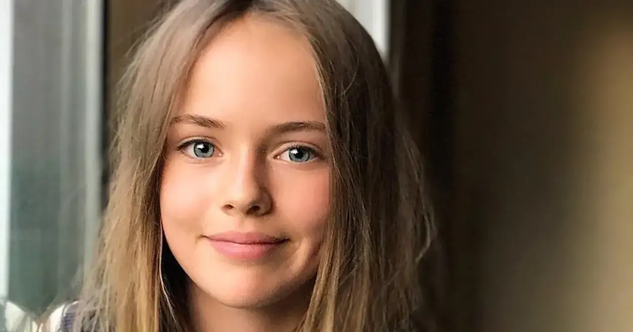 Uśmiechnięta dziewczyna o niebieskich oczach i blond włosach, która wygląda jak najładniejsza dziewczyna na świecie.