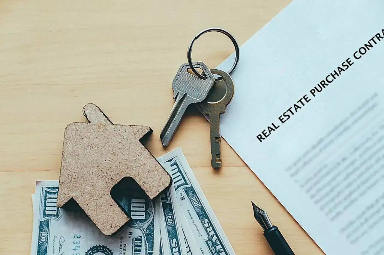 Klucze do domu, pieniądze i umowa kupna nieruchomości. Czy odstępne płaci się co miesiąc?