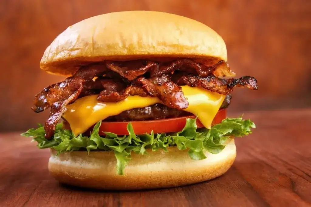Skąd pochodzi burger? Odkryj jego zaskakującą historię!