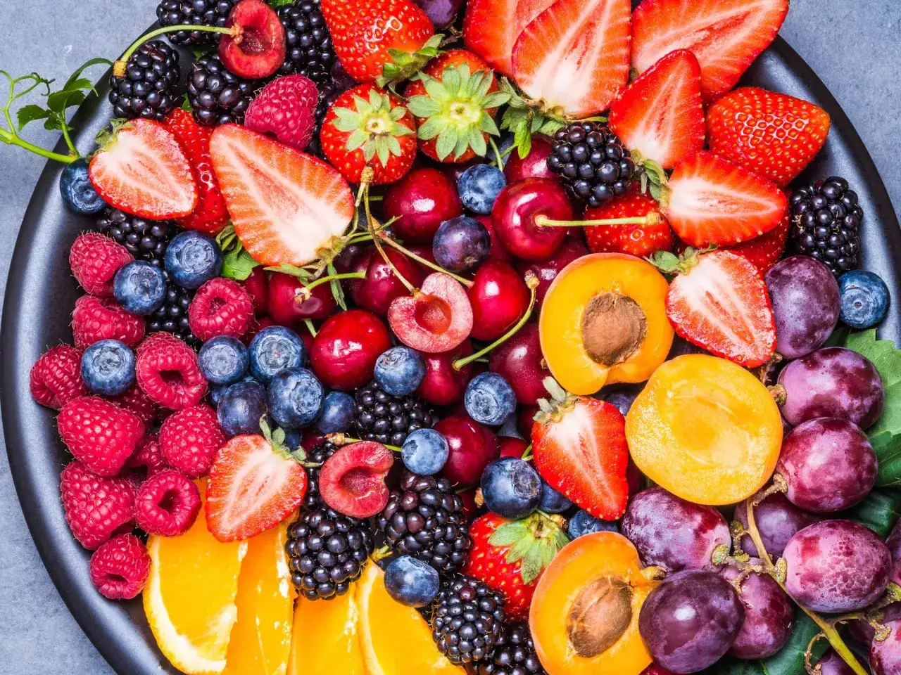 Beeren wie Himbeeren, Blaubeeren und Erdbeeren sind gute Optionen, wenn Sie wissen möchten, welches Obst am wenigsten Kohlenhydrate hat.