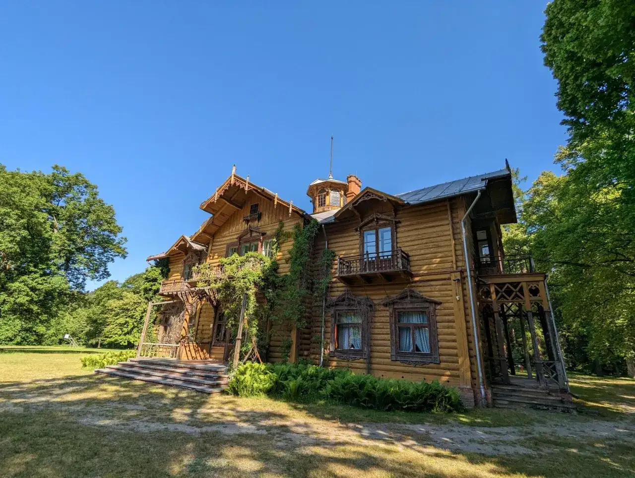 Drewniany dworek z bogatymi zdobieniami, otoczony zielenią. Jedna z leżajskich atrakcji, która zachwyca architekturą.