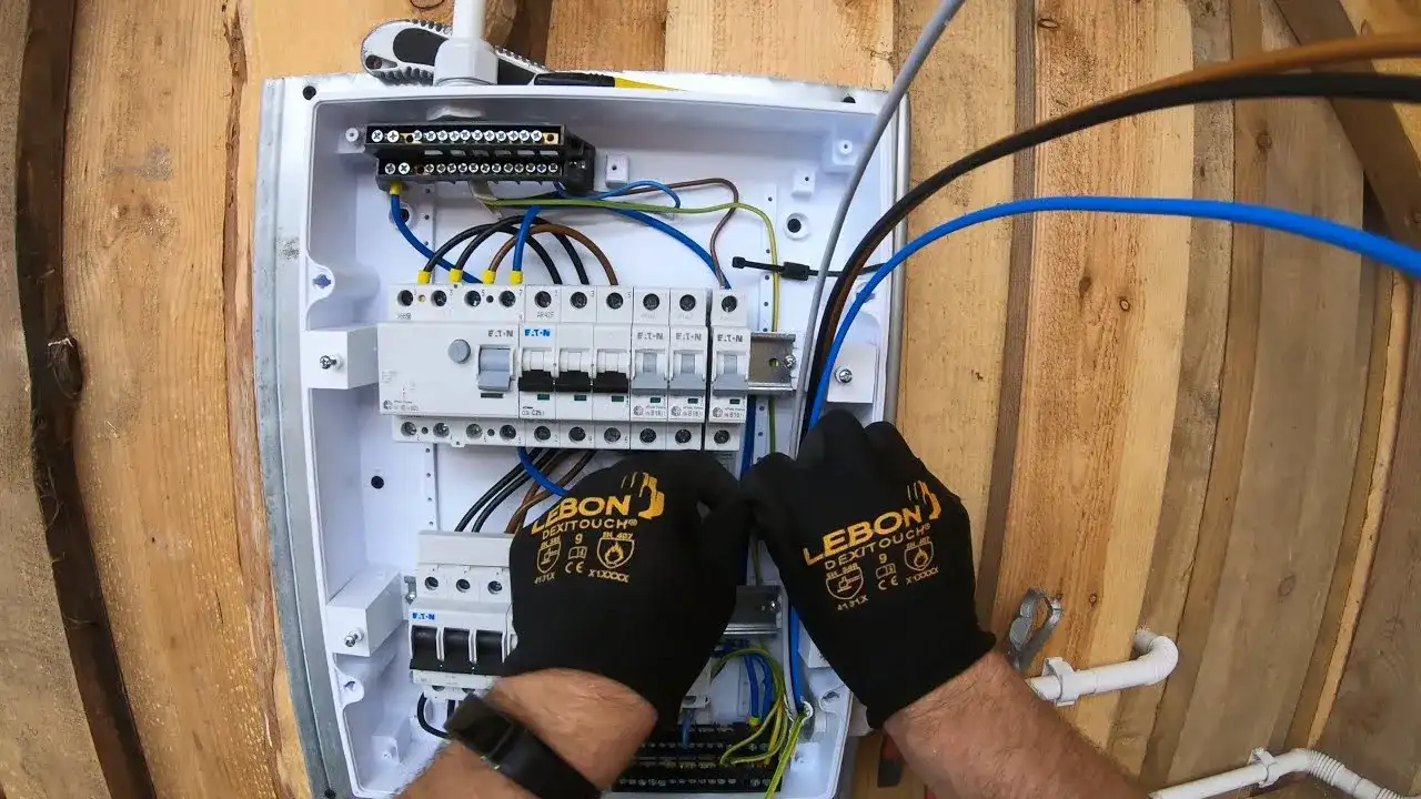 Jak zrobić skrzynkę elektryczną bezpiecznie i zgodnie z przepisami