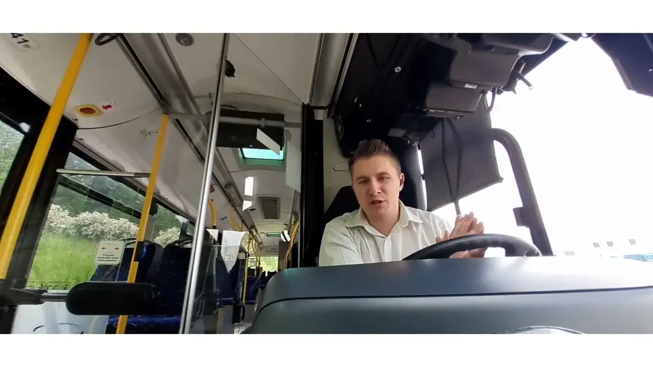Kierowca autokaru: kto naprawdę decyduje o trasie? Poznaj podział ról.