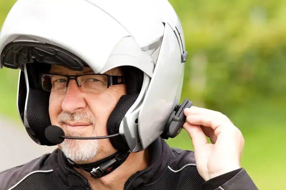 Interkom do kasku motocyklowego: Jak wybrać idealny zestaw?