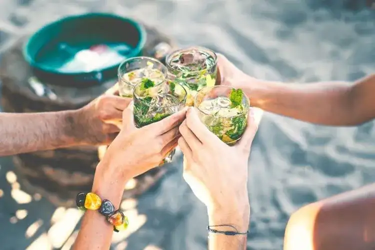 Najlepsze drinki z żołądkową gorzką, które zaskoczą Twoich gości