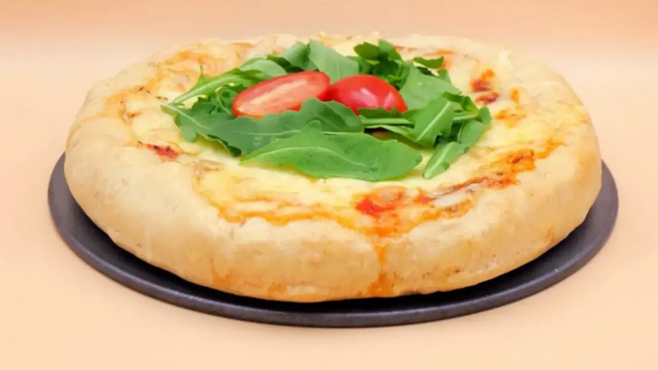 Pizza gourmet co to? Puszyste ciasto, roztopiony ser, świeża rukola i pomidorki. Prawdziwa uczta dla podniebienia.