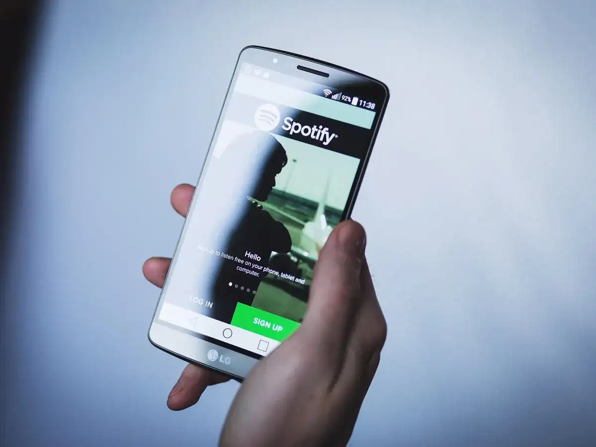 Dłoń trzyma smartfon z ekranem Spotify. Czas na podsumowanie roku, kiedy Spotify Wrapped!