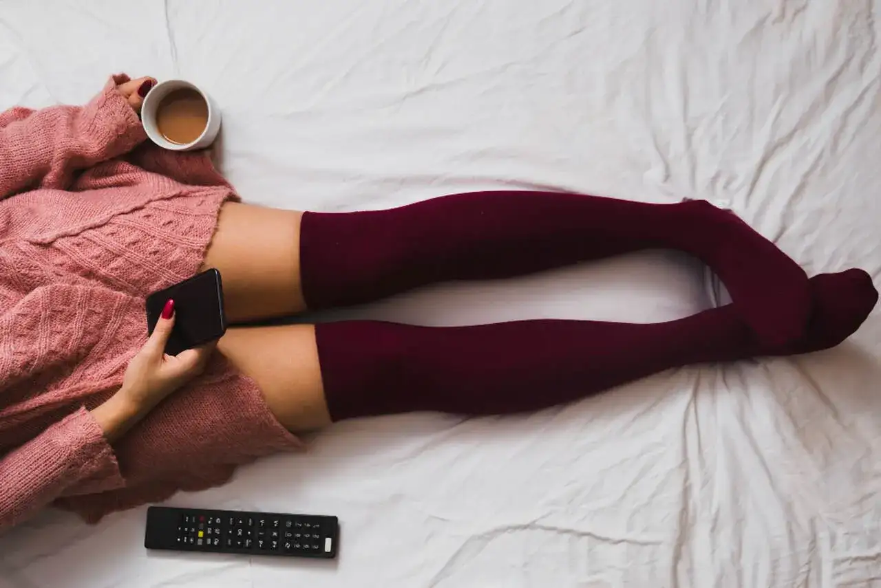 Stylizacje z zakolanówkami, które odmienią Twój look na każdą okazję