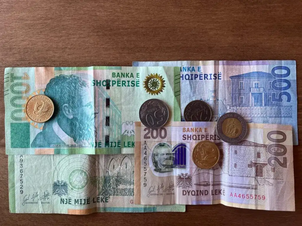 Jaka jest waluta w Albanii? Odkryj, co warto wiedzieć o leku