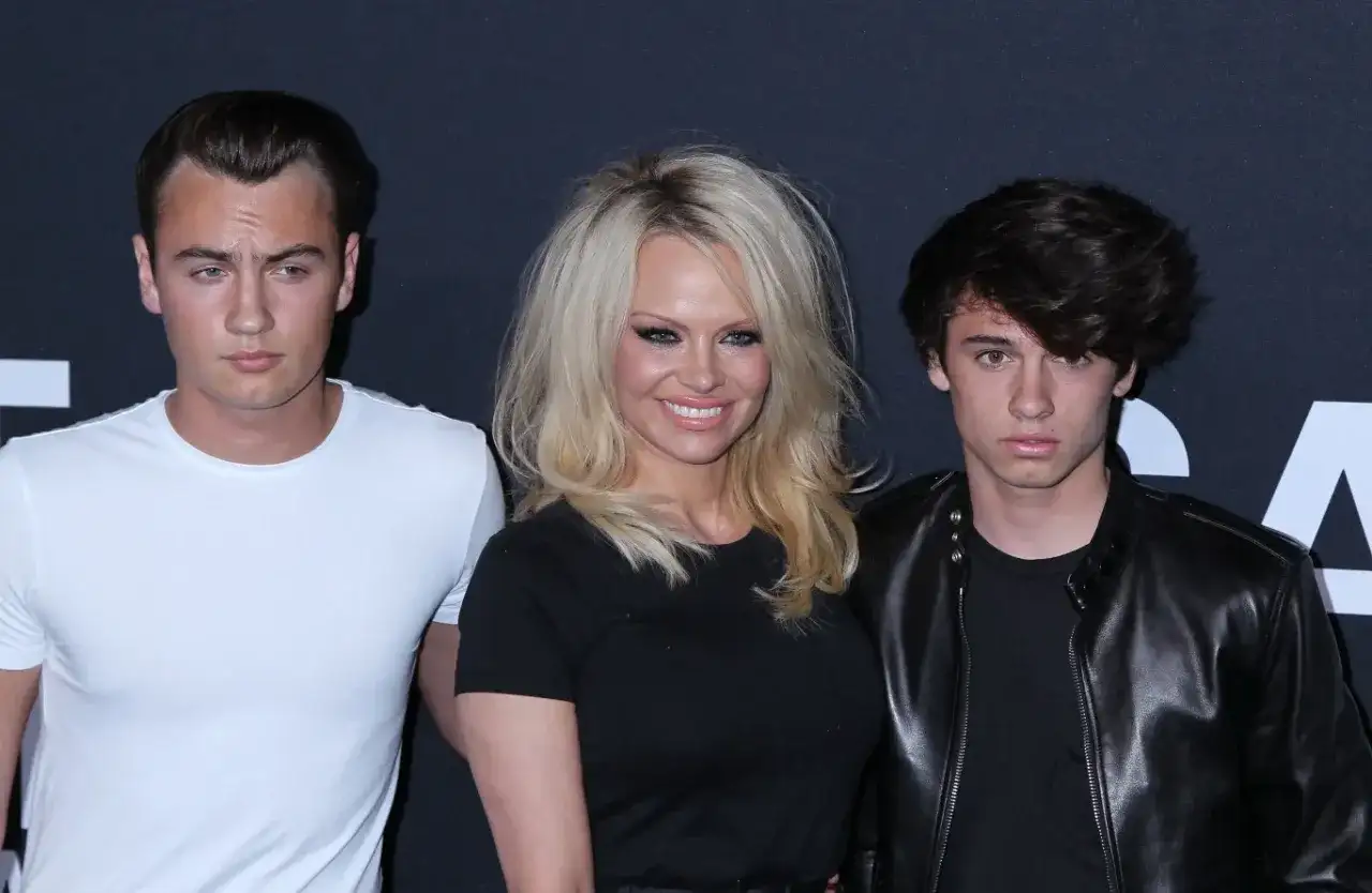 Pamela Anderson z synami Brandonem i Dylanem na premierze.