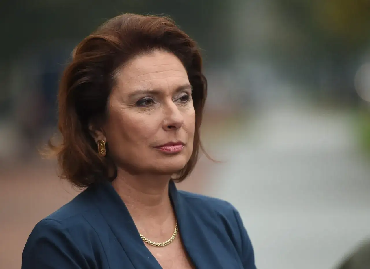 Kobieta w granatowej marynarce, ze złotą biżuterią, wygląda na dojrzałą. Trudno zgadnąć, ile lat ma Kidawa Błońska.