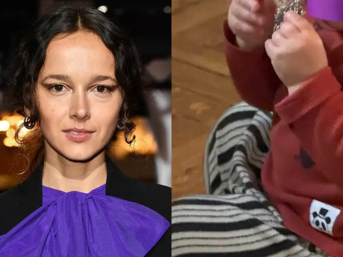 Monika Brodka z dziećmi. Artystka w fioletowej kokardzie obok malucha w czerwonym sweterku i pasiastych spodniach.