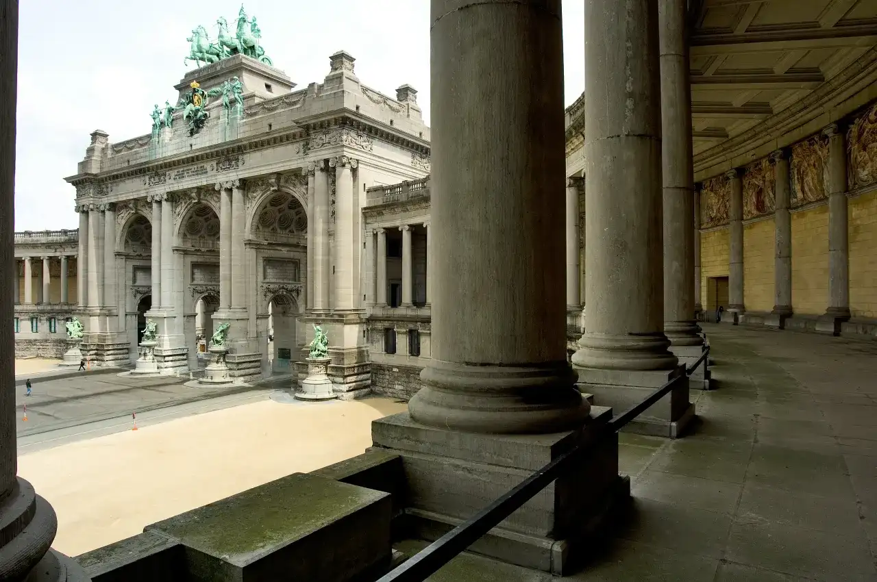 Monumentalny łuk triumfalny z rzeźbami i kolumnami, widok z boku.