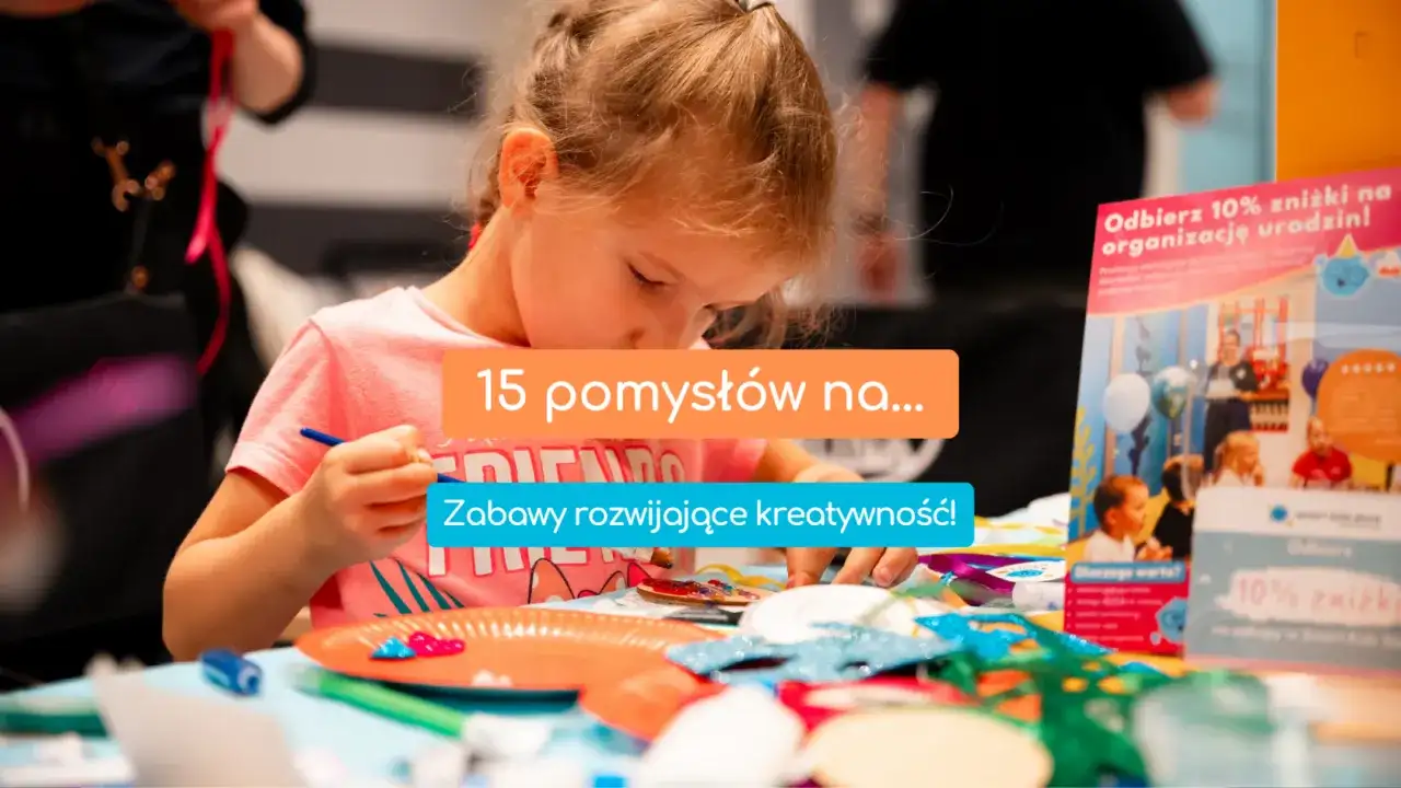 Dziewczynka z zapałem tworzy coś na stole, otoczona materiałami do rękodzieła. To świetne zajęcia kreatywne pomysły dla dzieci!