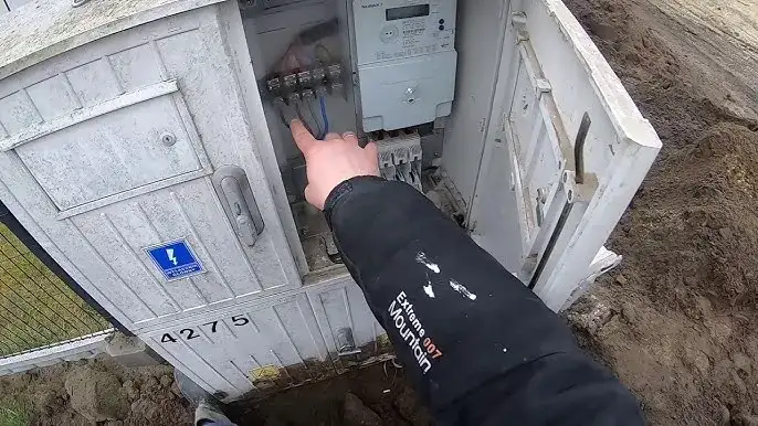 Jak podłączyć się do skrzynki elektrycznej bezpiecznie i skutecznie