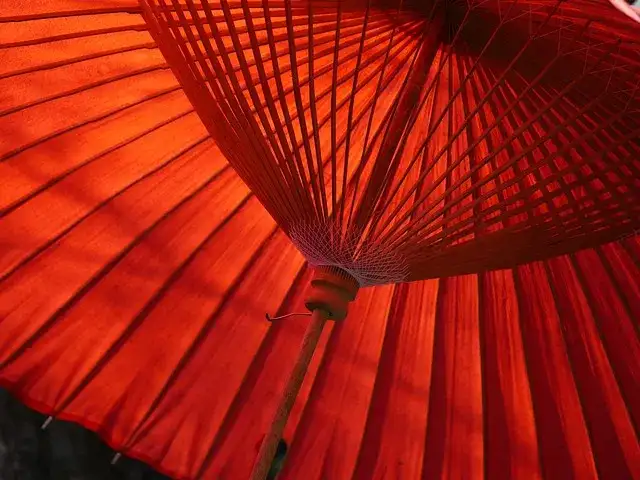 Czym pomalować parasol ogrodowy, aby uzyskać trwały efekt?