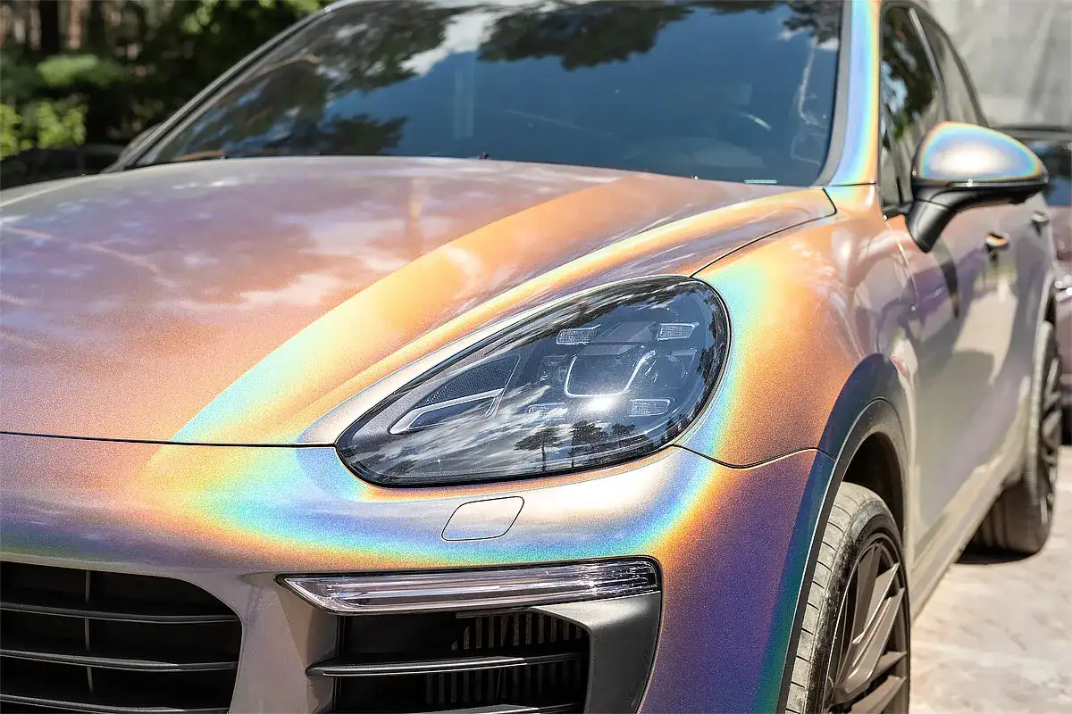 Auto oklejone folią kameleon, mieniącą się tęczowymi barwami.
