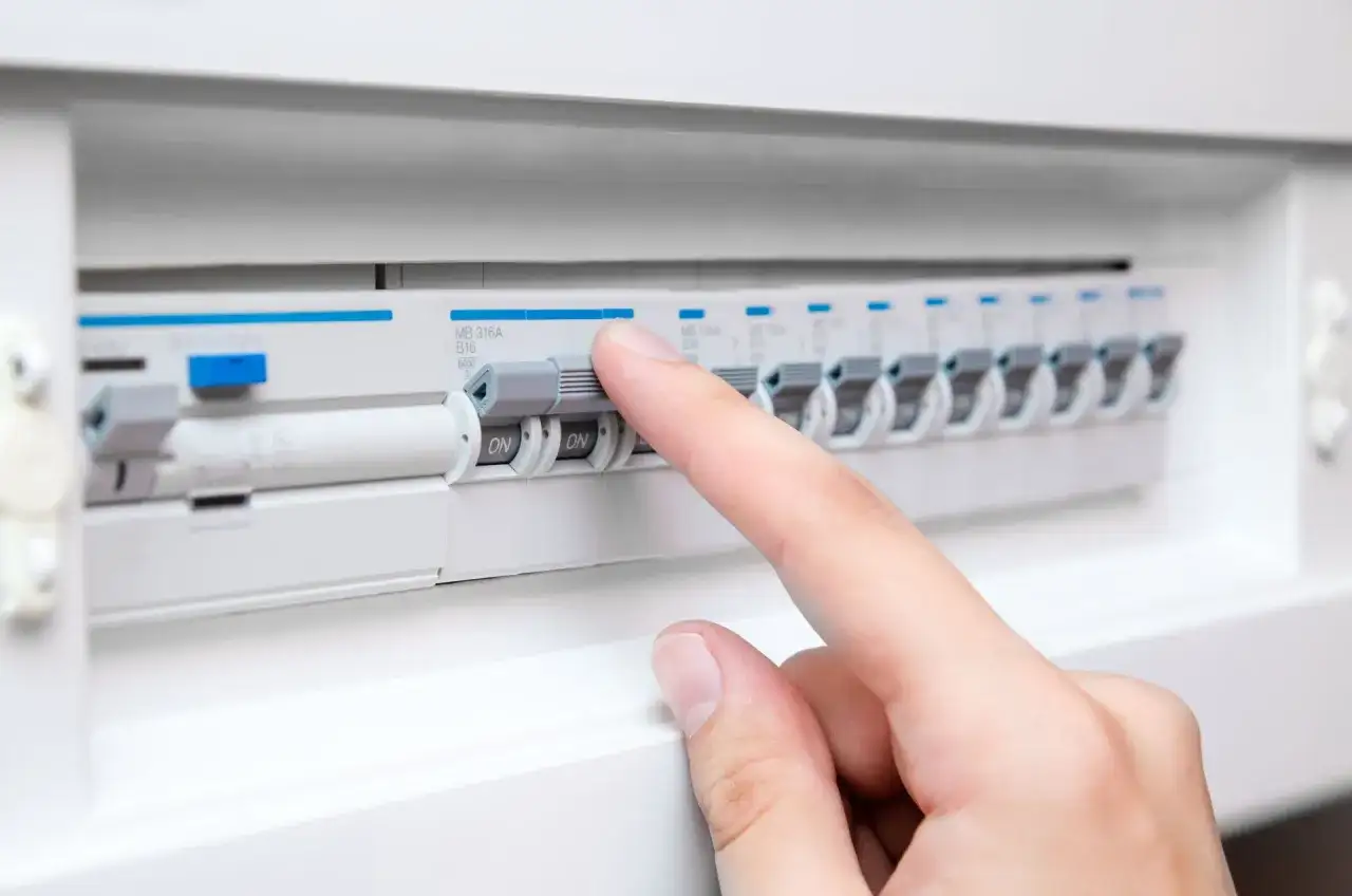 Rodzaje złącz - Jakie są rodzaje bezpieczników elektrycznych?
