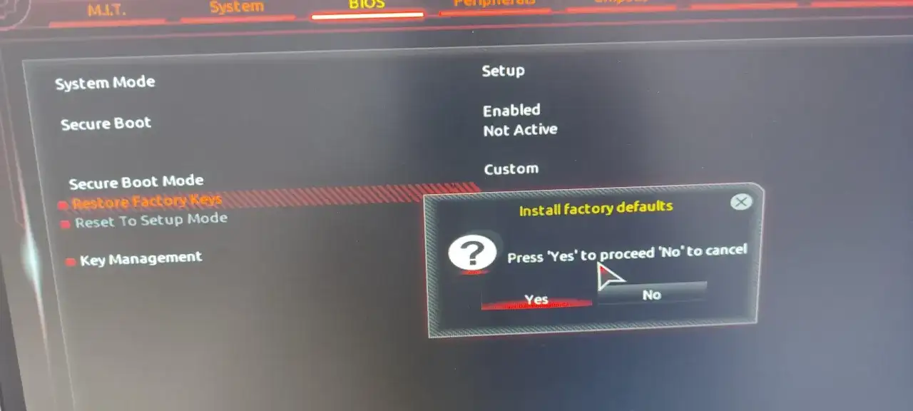 Ekran BIOS z opcją "Restore Factory Keys" do wyłączenia Secure Boot. Potwierdź "Yes", aby przywrócić ustawienia fabryczne.