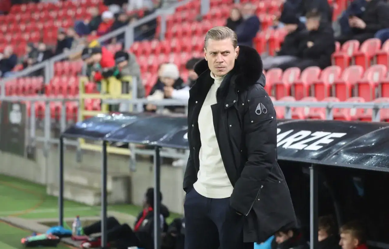 Trener GKS Tychy w zimowej kurtce, z uwagą obserwuje boisko. Czy to zapowiedź udanych gks tychy transfery?