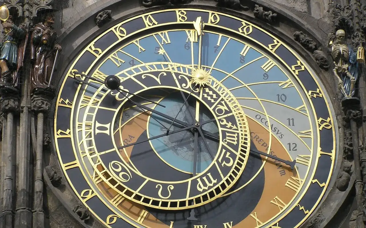 Zegar astronomiczny z figurami, w tym szkieletem, pokazuje czas. To jak podróż w czasie, która zatrzymała się na chwilę.