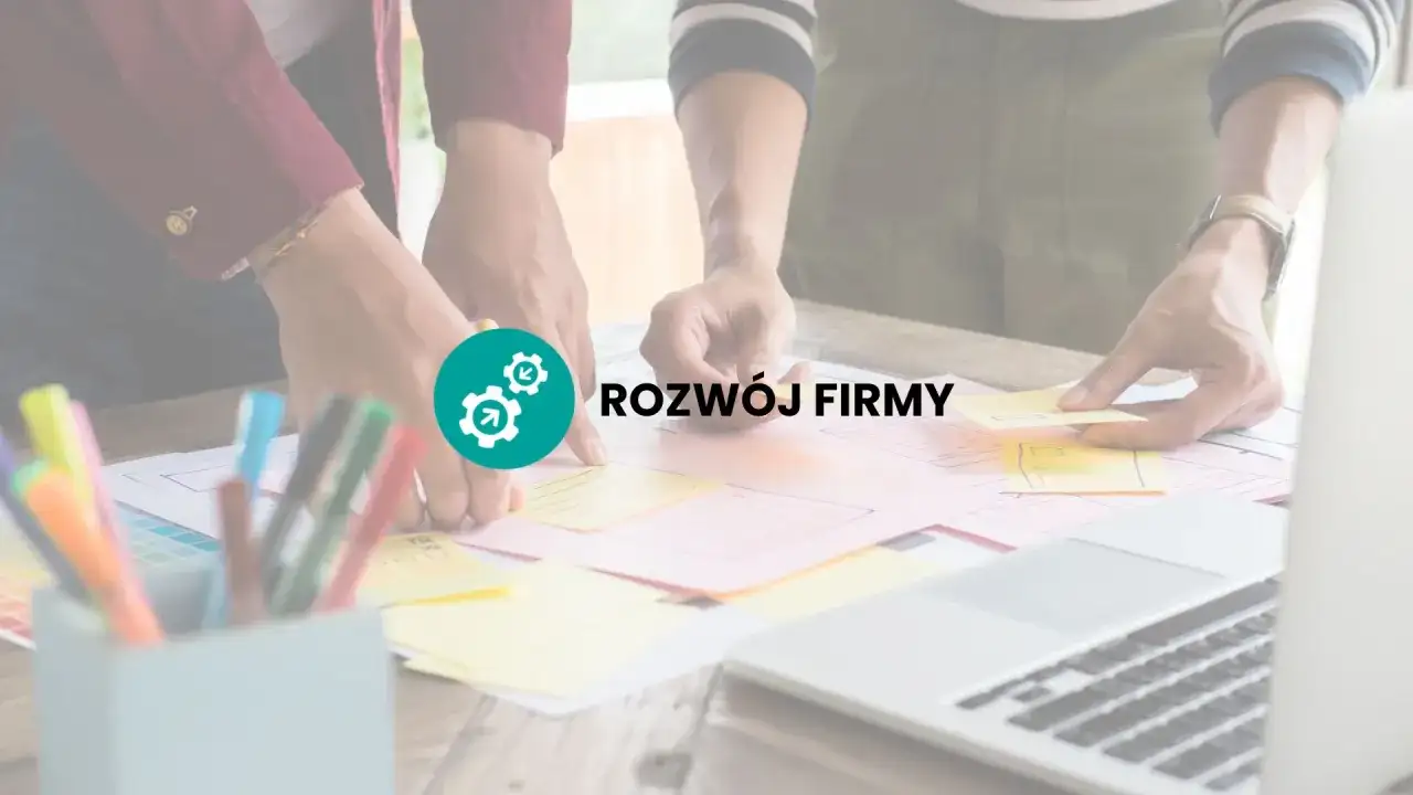 Zespół planuje rozwój firmy, tworząc makiety na stole.