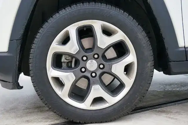 Jakie opony do SUV-a wybrać, aby uniknąć problemów na drodze?