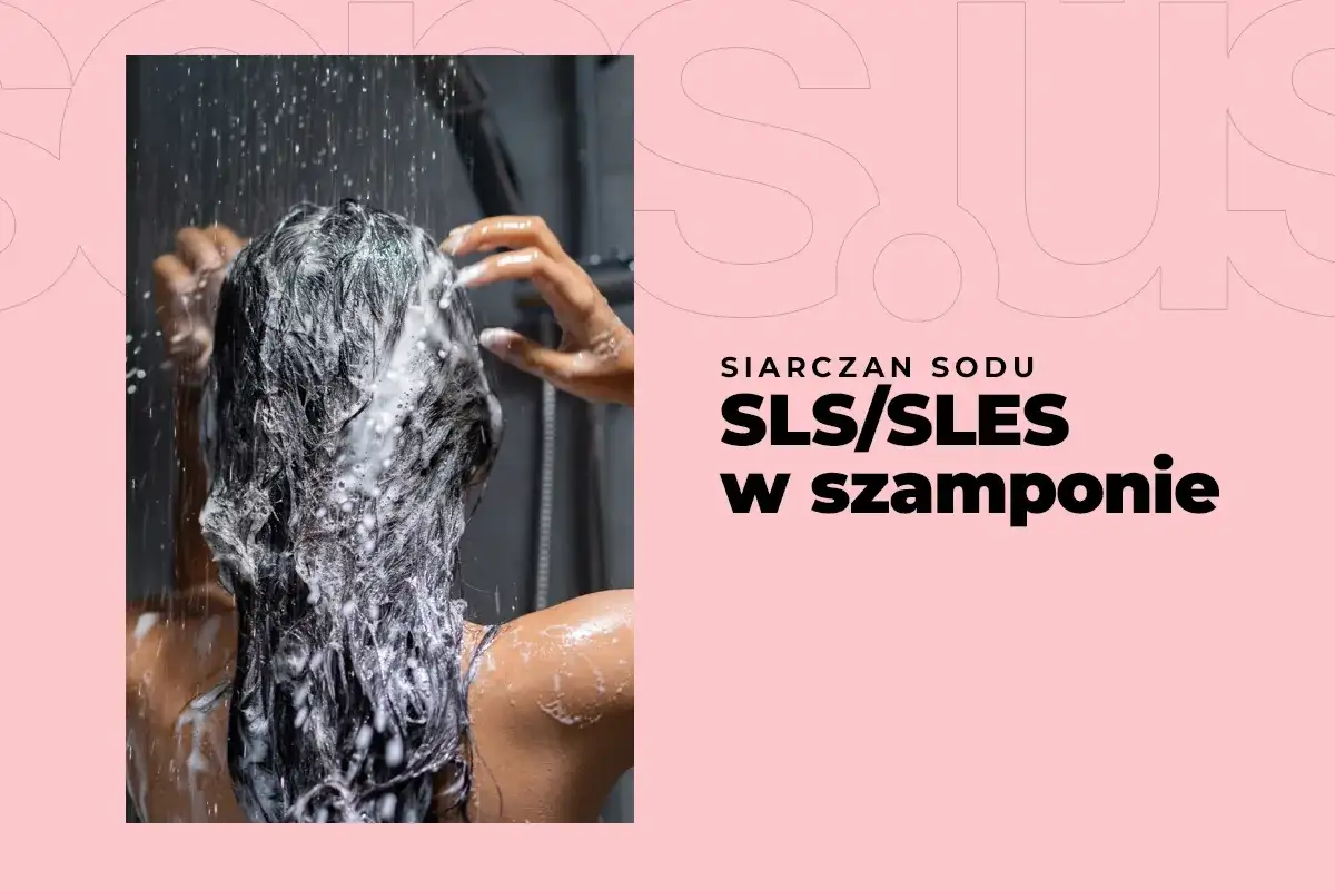 Kobieta myje włosy szamponem z SLS/SLES. Piana spływa po jej plecach.