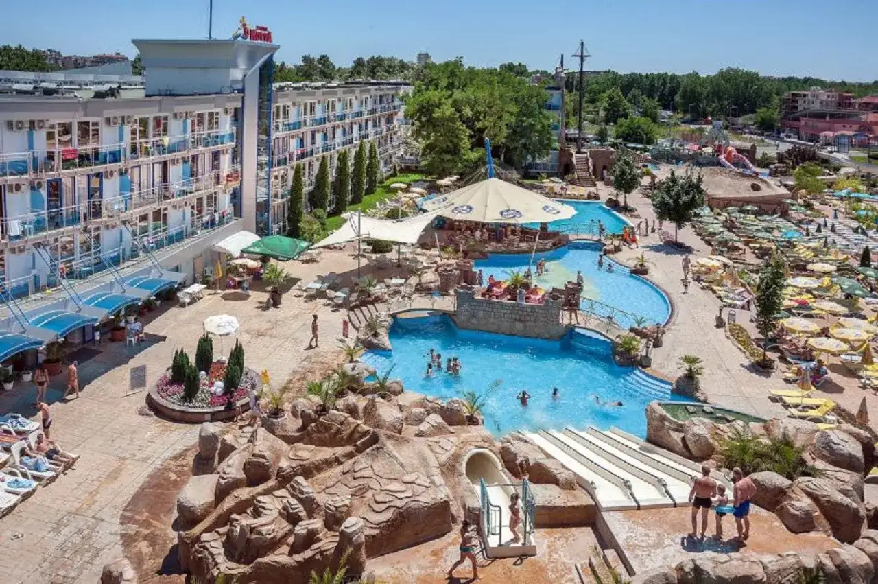 Słoneczne **Bułgaria wakacje** w hotelowym aquaparku z basenami, zjeżdżalniami i mnóstwem leżaków.