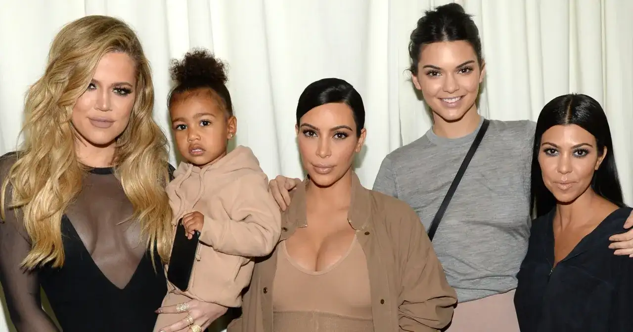 Khloe, Kim z córką North, Kendall i Kourtney. Kris Jenner dzieci w komplecie.