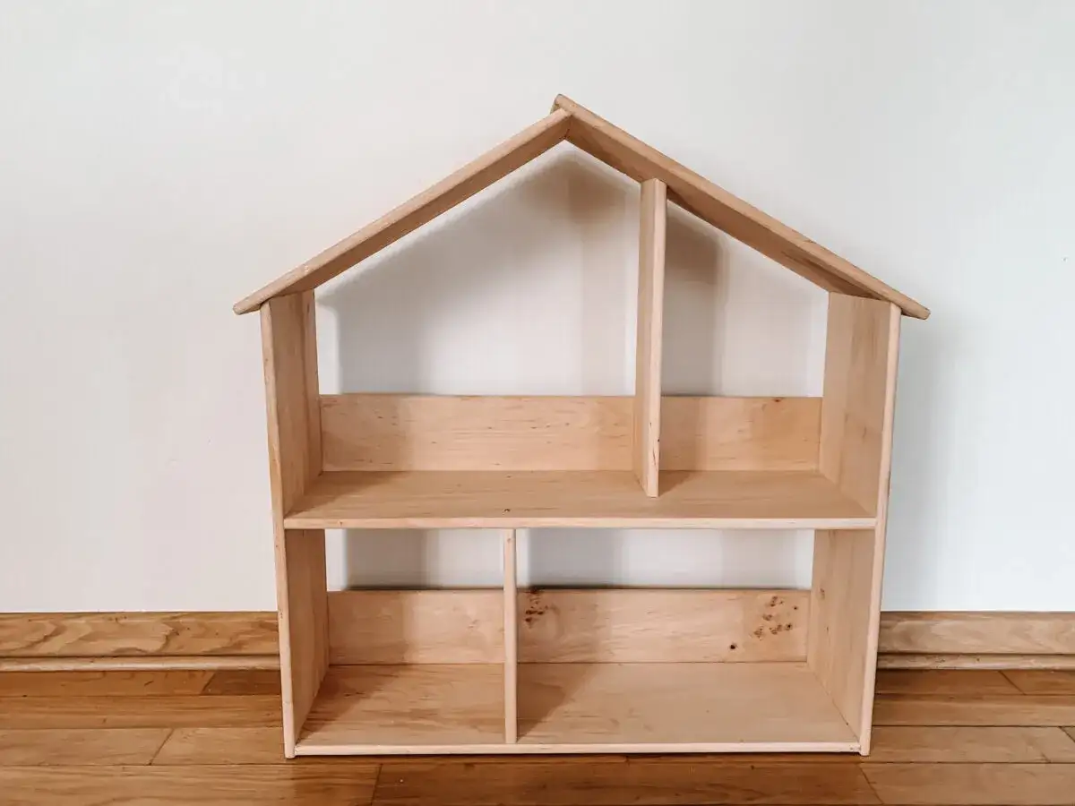 Drewniany domek dla lalek DIY, gotowy do pomalowania i umeblowania. Idealny do kreatywnej zabawy.