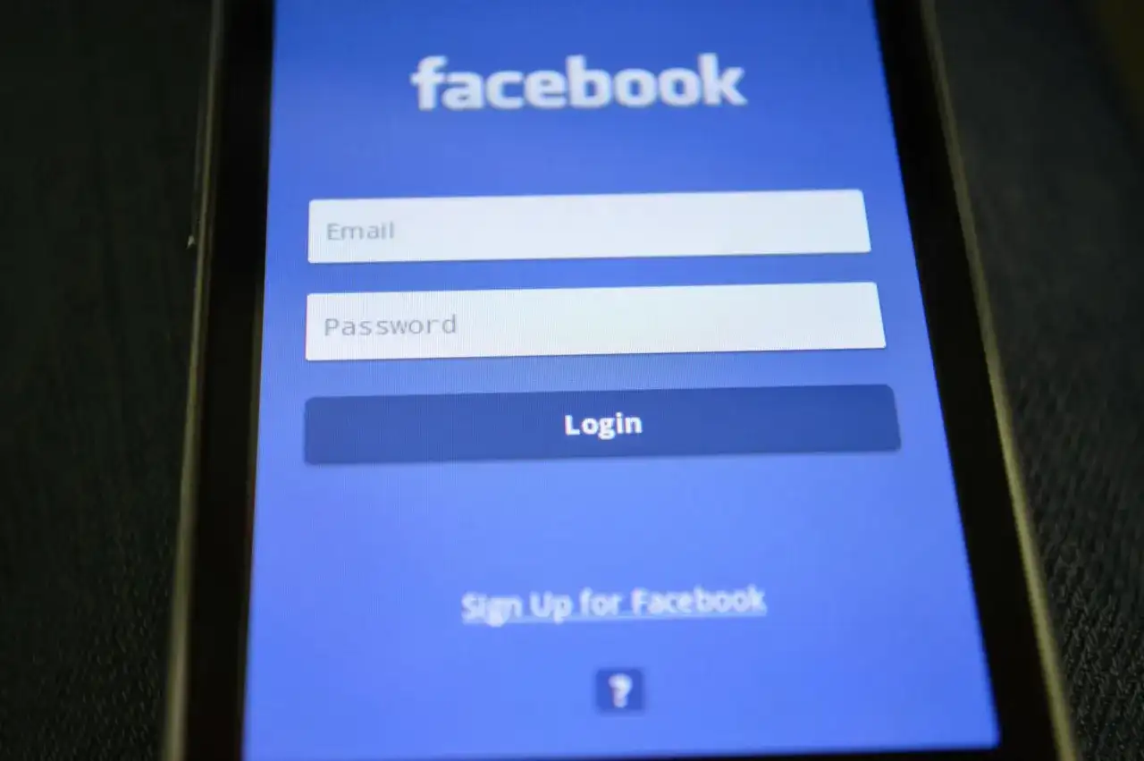 Ekran logowania Facebooka. Widoczne pola na email i hasło, przycisk "Login" oraz opcja "Sign Up for Facebook", która pomoże Ci dowiedzieć się, jak założyć Facebooka.